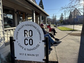 1043 E Main St in Ashland, OR - Building Photo - Building Photo