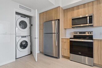 555 NE 8th St, Unit 1404 in Fort Lauderdale, FL - Building Photo - Building Photo