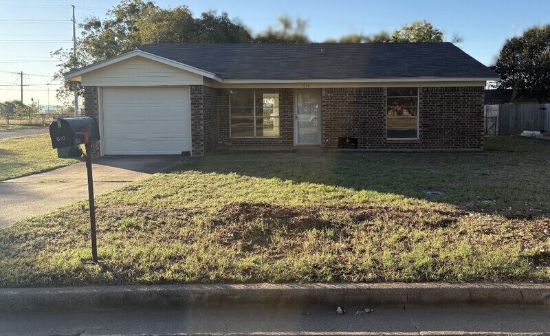 510 Little Ave in McGregor, TX - Foto de edificio