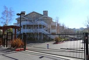 Creekside Apartments in Hayward, CA - Building Photo - Building Photo