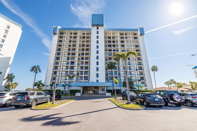 9415 Blind Pass Rd, Unit 901 in St Pete Beach, FL - Foto de edificio - Building Photo