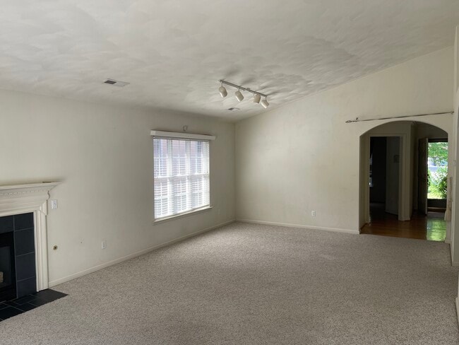 4505 Colonial Place Dr in Cave Spring, VA - Building Photo - Building Photo