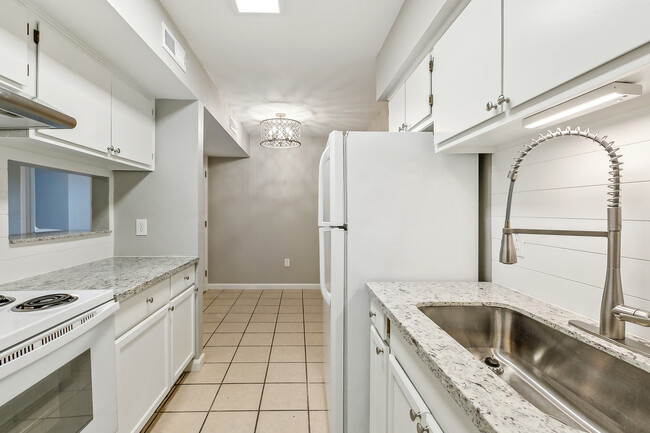 813 Hammond Manor Dr, Unit B in Baton Rouge, LA - Building Photo - Building Photo