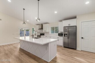 5713 E Hillery Dr in Scottsdale, AZ - Building Photo - Building Photo