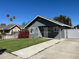 35 W Emerson Ave in Tracy, CA - Building Photo