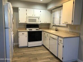 1172 E Vaughn St, Unit A in Tempe, AZ - Building Photo - Building Photo