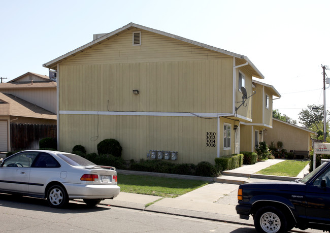 Pinto Townhomes in Ceres, CA - Foto de edificio - Building Photo