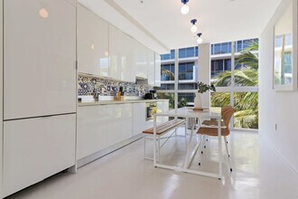 250 Collins Ave in Miami Beach, FL - Building Photo - Building Photo