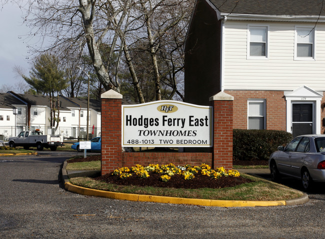 Hodges Ferry East Townhomes in Portsmouth, VA - Building Photo - Building Photo