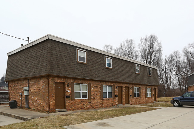 675 Camelot Dr in Collinsville, IL - Foto de edificio - Building Photo