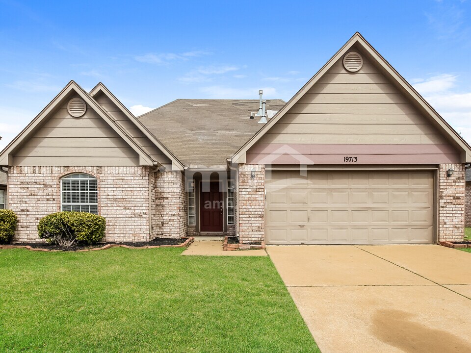 19713 E 38th Pl S in Broken Arrow, OK - Building Photo