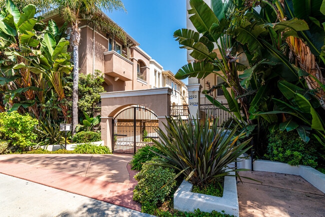 property at 2022 S Barrington Ave