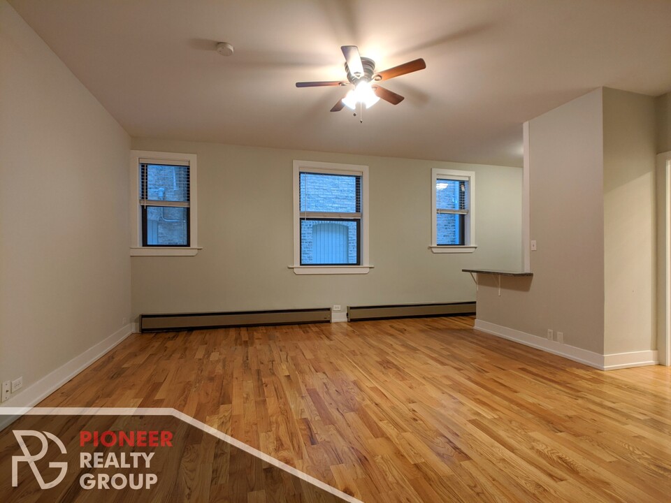 633 W Barry Ave, Unit 408 in Chicago, IL - Building Photo