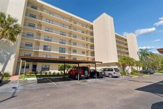 900 Cove Cay Dr in Clearwater, FL - Building Photo - Building Photo