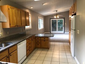 121 Highland Dr in Iowa City, IA - Building Photo