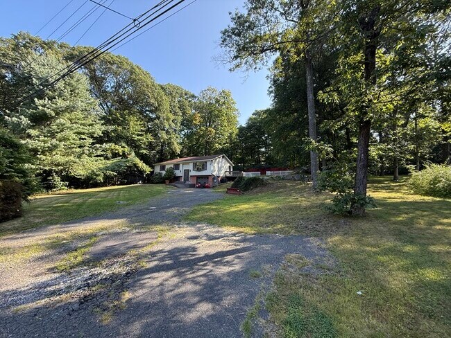 8 Abbott Dr in Jefferson, NJ - Foto de edificio - Building Photo