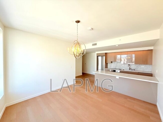 1050 S Grand Ave in Los Angeles, CA - Building Photo - Building Photo