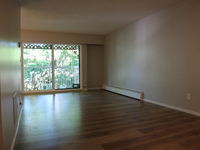 8060 Ryan Rd in Richmond, BC - Building Photo - Building Photo