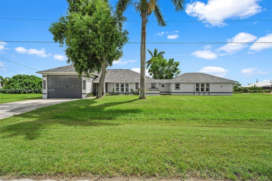 2844 NW 4th St in Cape Coral, FL - Foto de edificio