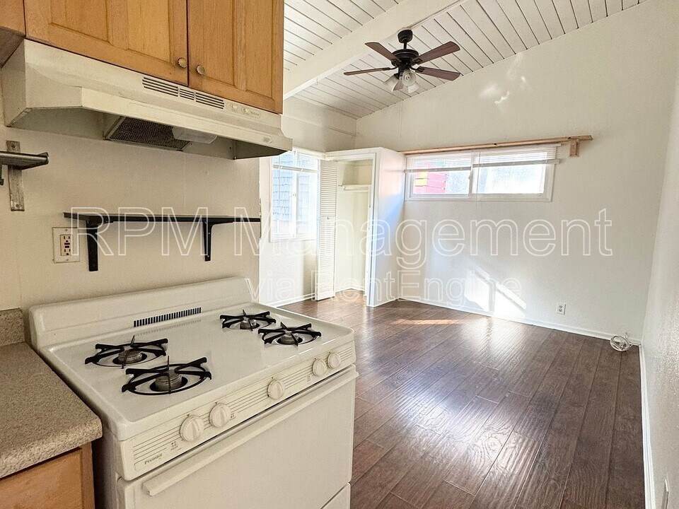 7036 W Hawthorn Ave in Los Angeles, CA - Building Photo