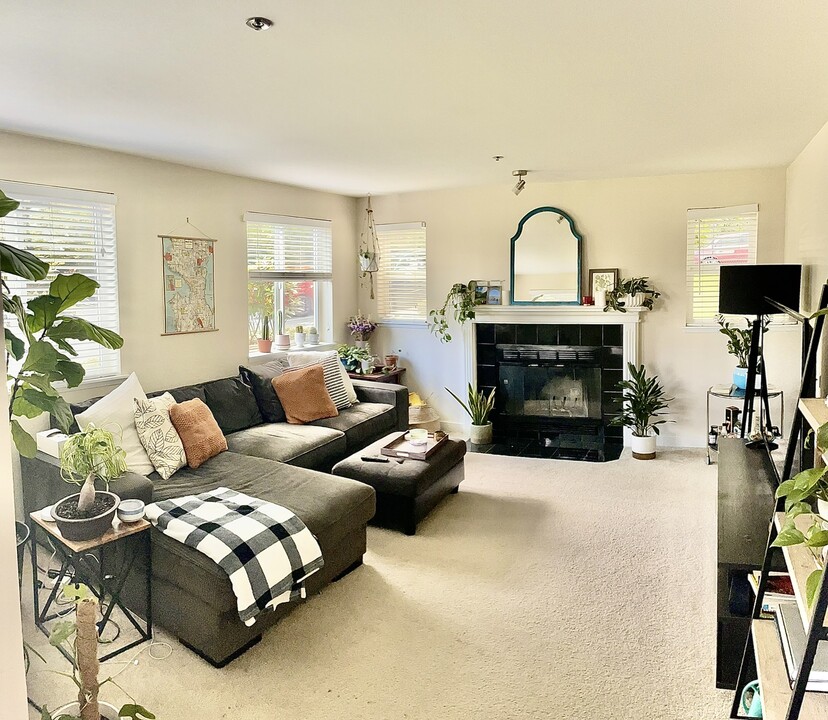 6700 NE 182nd St in Kenmore, WA - Foto de edificio