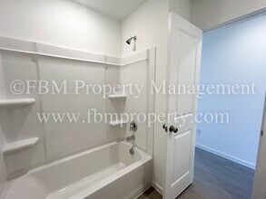 644 W Criner St in Grandview, TX - Building Photo - Building Photo