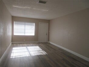 8601 NW 35th St, Unit 11 in Coral Springs, FL - Building Photo - Building Photo