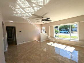 120 Green Ave in Escondido, CA - Foto de edificio - Building Photo