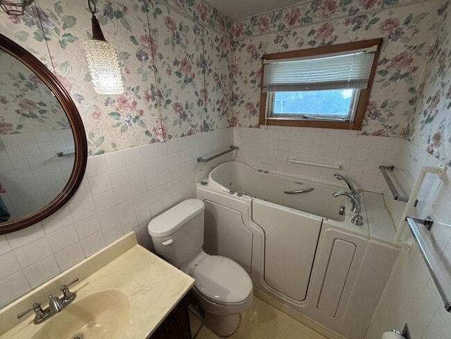 property at 2820 S Glass St
