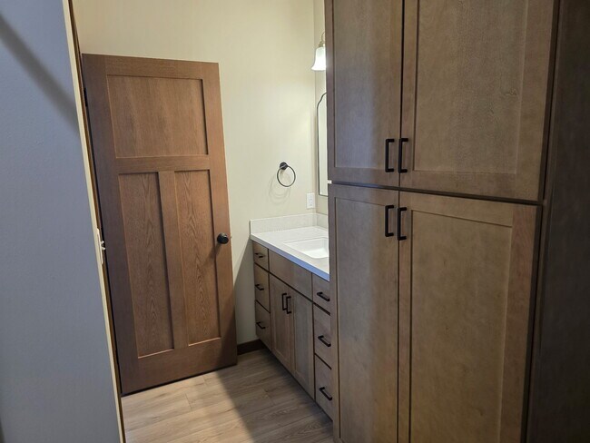 2217 Overlook Ridge Ct in Watertown, SD - Foto de edificio - Building Photo