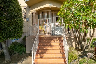 Residential Condominium in Burbank, CA - Foto de edificio - Building Photo