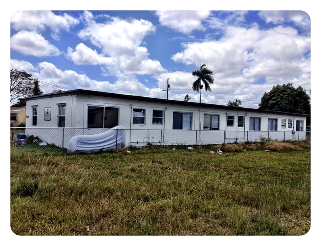 992 NE 5th Ave in Homestead, FL - Foto de edificio - Building Photo