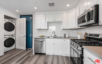 667 Wilton Pl, Unit 302 in Los Angeles, CA - Building Photo - Building Photo