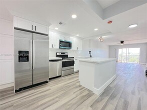 3110 N Pine Island Rd, Unit 408 in Sunrise, FL - Foto de edificio - Building Photo