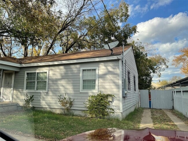 property at 3206 Kellogg Ave