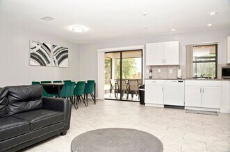 722 SE Thanksgiving Ave in Port St. Lucie, FL - Foto de edificio - Building Photo