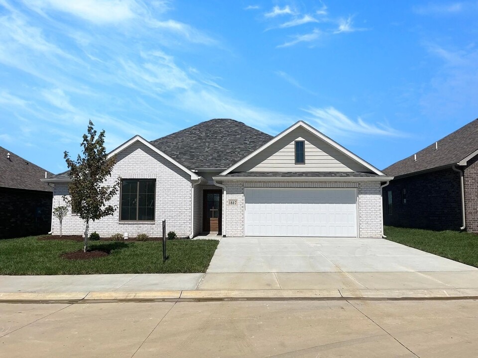 1817 Wes Milligan Ln in Columbia, MO - Foto de edificio