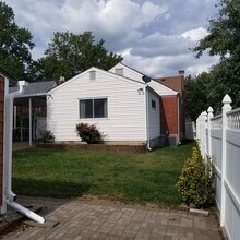 8706 Florence Ave in Brentwood, MO - Foto de edificio - Building Photo