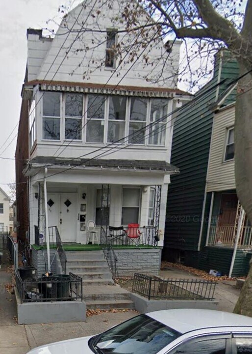 40 Wegman Pkwy in Jersey City, NJ - Building Photo