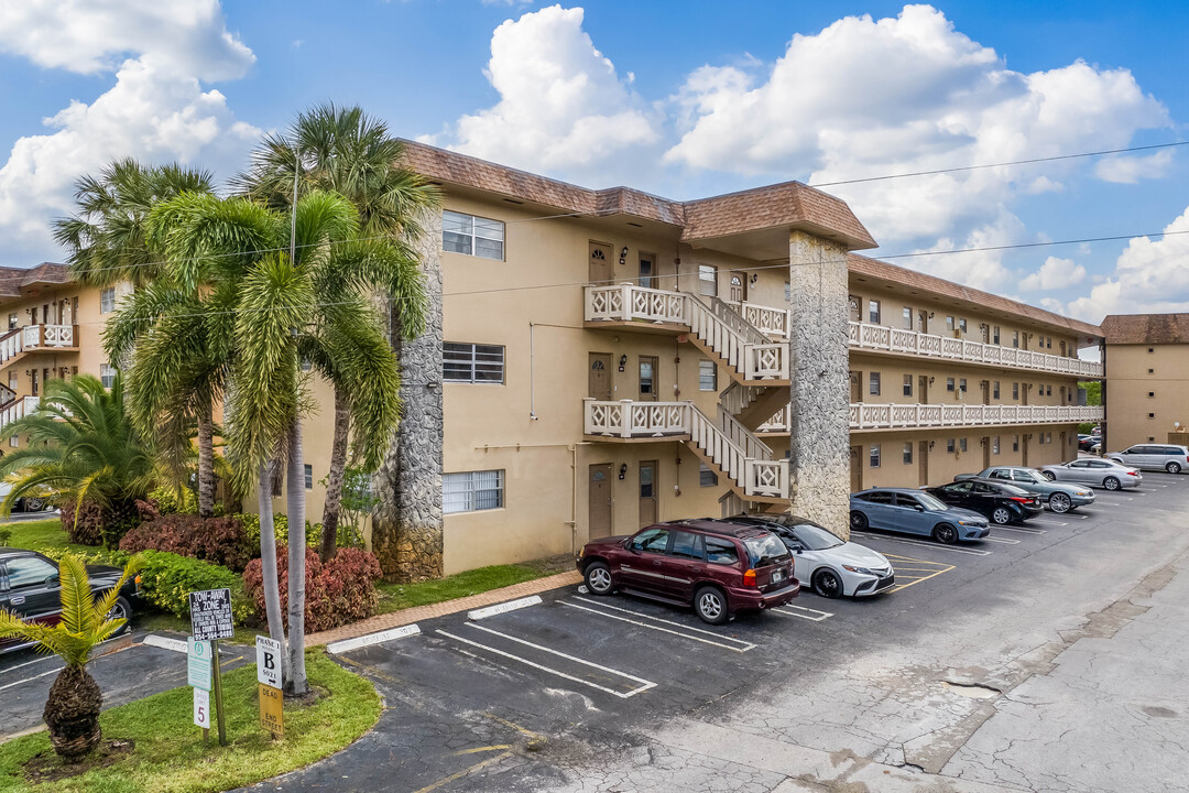 Camellia Gardens Condominium in Lauderdale Lakes, FL - Building Photo