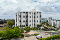 West Bay Plaza Condominiums in Miami Beach, FL - Building Photo - Building Photo