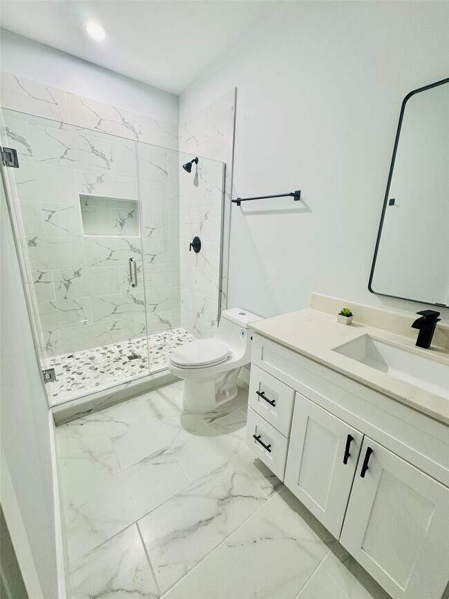 867 S Victory Dr in Houston, TX - Building Photo - Building Photo