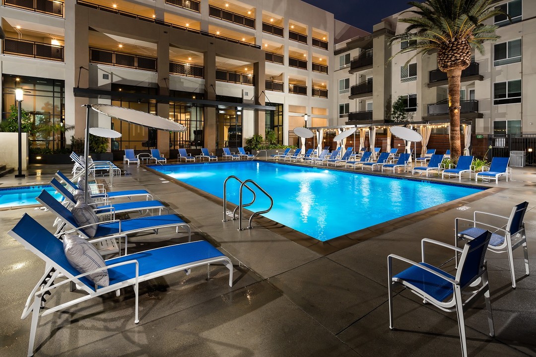 Metro at Main in Corona, CA - Foto de edificio