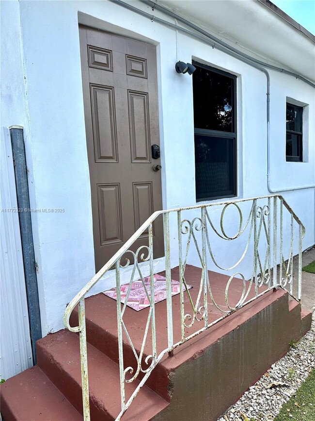 2467 NW 95th Terrace in Miami, FL - Building Photo - Building Photo