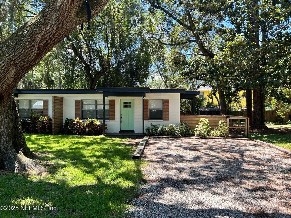 1700 Main St in Atlantic Beach, FL - Building Photo