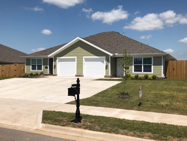 613 W Christopher Dr