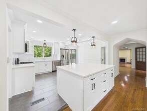75 Lord Kitchener Rd in New Rochelle, NY - Building Photo - Building Photo