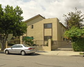 1237 N Ogden Dr in Los Angeles, CA - Building Photo - Building Photo