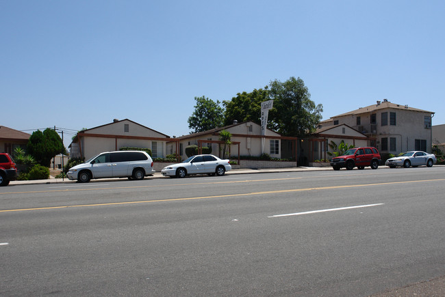 8835 La Mesa Blvd in La Mesa, CA - Foto de edificio - Building Photo