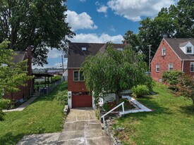 445 Jenne Dr in Pittsburgh, PA - Building Photo